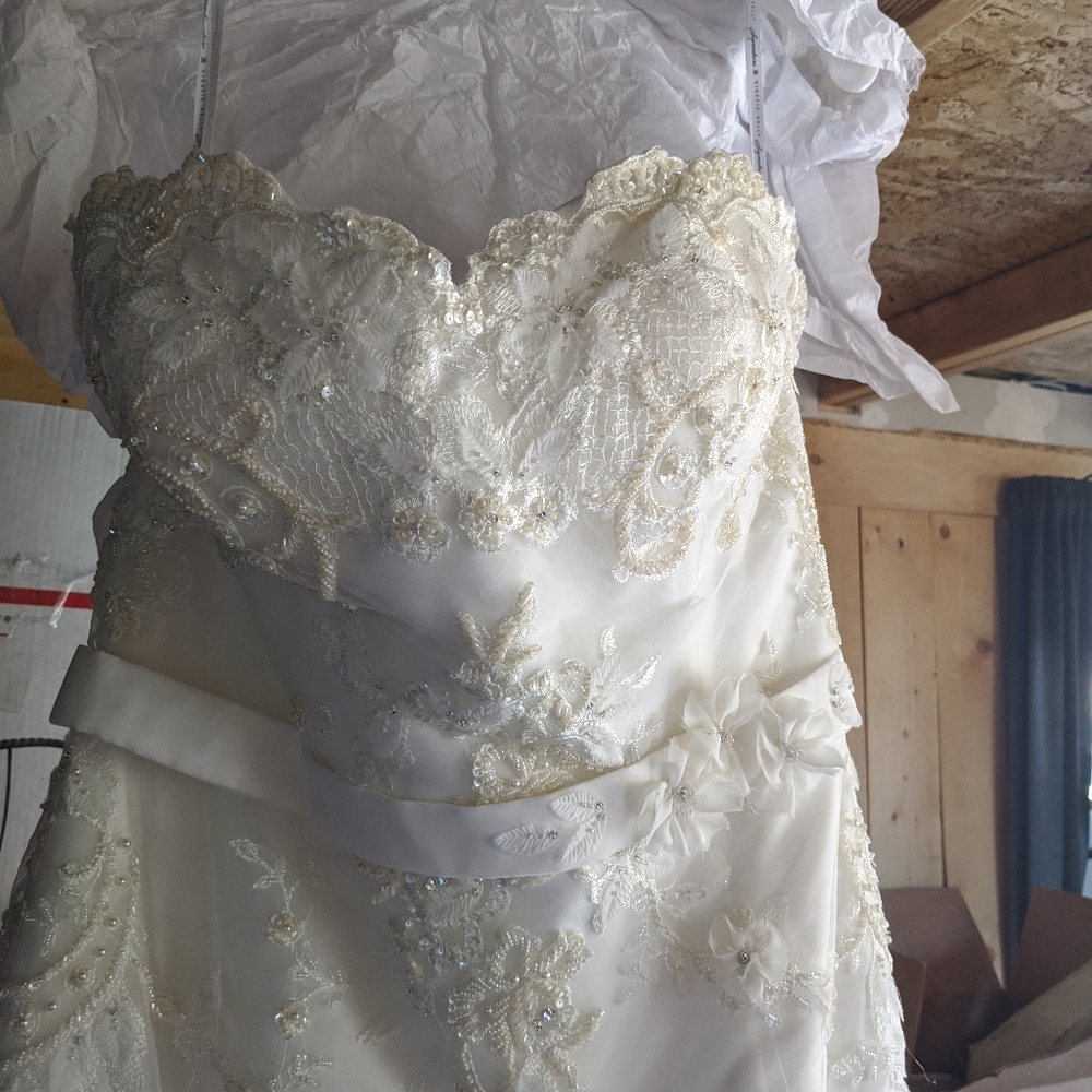Brand new wedding dress sz 18 SOLD